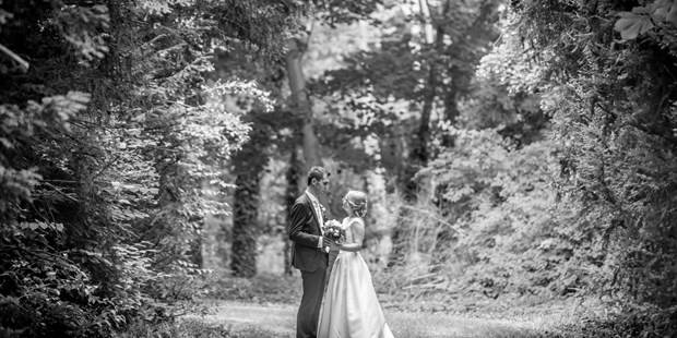 Destination-Wedding - Preisniveau Hochzeitsfeier: €€€ - Fotoshooting im nahegelegenen Wald.
Foto © weddingreport.at - Schloss Halbturn