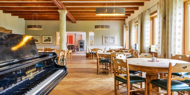 Destination-Wedding - Umgebung: in den Bergen - Deutschland - Unser gemütliches Restaurant mit einem Konzertflügel, es darf musiziert werden! - Das SeinZ, veganes/vegetarisches BioHotel