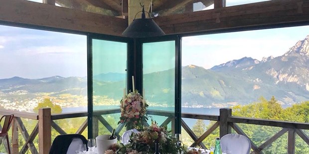 Destination-Wedding - Umgebung: mit Seeblick - Österreich - Der runde "Brauttisch" für das glückliche Brautpaar und ihre Liebsten...
Hier sieht man, dass die Fensterelemente beinahe zur Gänze geöffnet werden können. - Gmundnerberghaus