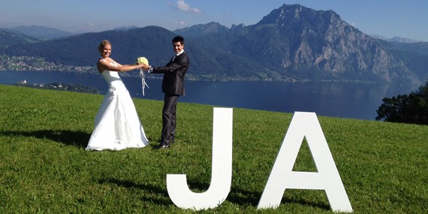 Destination-Wedding - Preisniveau Hochzeitsfeier: €€ - Österreich - Euer JA.... auf der Wiese neben dem Gmundnerberghaus - Gmundnerberghaus
