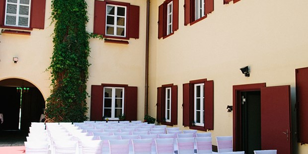 Destination-Wedding - Art der Location: Eventlocation / Fabrik / Lagerhalle - Kärnten - Heiraten auf Gut Drasing in Krumpendorf am Wörthersee, Kärnten.
Foto © henrywelischweddings.com - Gut Drasing