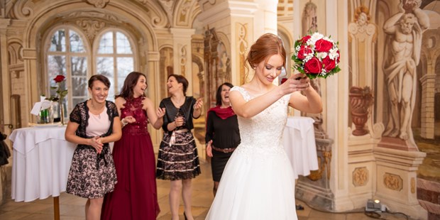Destination-Wedding - Hunde erlaubt - Brautstrauß werfen in der Freskenhalle  - Schlosshotel Rosenau