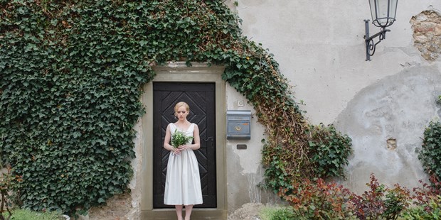 Destination-Wedding - Garten - Braut-Aufnahmen im Schlosshof - Schlosshotel Mailberg