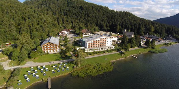 Destination-Wedding - Umgebung: am See - Schliersee - Aussenansicht mit Liegewiese. - Arabella Alpenhotel am Spitzingsee
