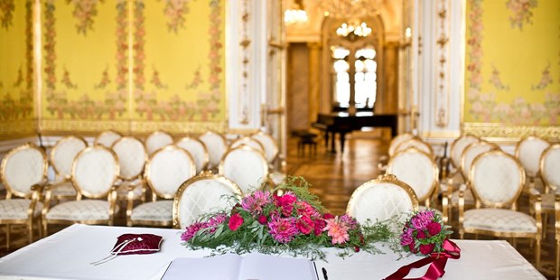 Destination-Wedding - Preisniveau Hochzeitsfeier: €€€€ - Österreich - Gelber Salon - Palais Coburg Residenz