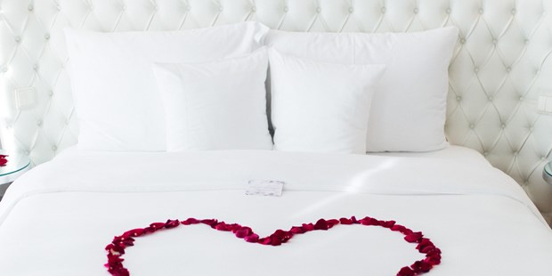 Destination-Wedding - Personenanzahl - Romantische Nächte genießen: Junior Suite mit Rosenblättern
 - Hotel Sans Souci Wien