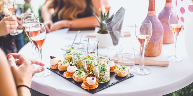 Destination-Wedding - Art der Location: Restaurant - Vorab laden wir zum Champagner-Empfang in der Lounge.  - Hotel Sans Souci Wien