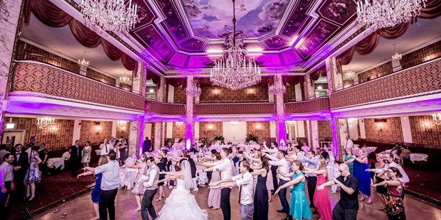 Destination-Wedding - Umgebung: in einer Stadt - Donauraum - Party der Hochzeitsgäste - Austria Trend Parkhotel Schönbrunn