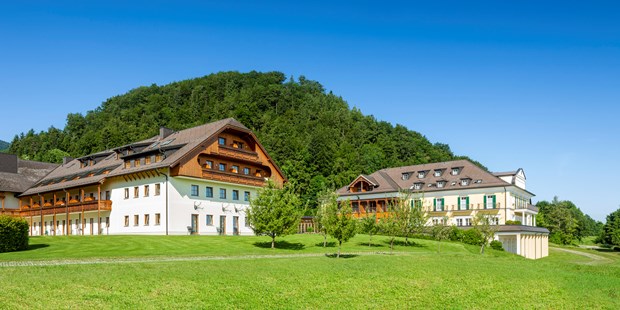 Destination-Wedding - Perfekte Jahreszeit: Sommer-Hochzeit - Hof (Tiefgraben) - Aussenansicht vom Golfplatz - Sheraton Fuschlsee-Salzburg Hotel Jagdhof