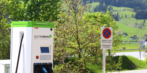 Destination-Wedding - Hunde erlaubt - Salzburg - E Tankstelle vor dem Haus - Laudersbach's Event-Stadl