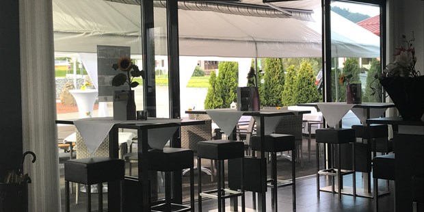 Destination-Wedding - Festzelt - Steiermark - direkt vom Cafè -/Bar Bereich gelangt man zur Terasse - Hotel Fohnsdorf