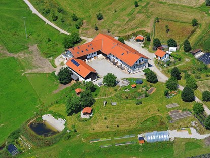 Destination-Wedding - Preisniveau Zimmer/Suiten: €€ - Soyen - Luftbild von Lamplstätt mit 35 ha um die Location - Hochzeitsstadl Lamplstätt 