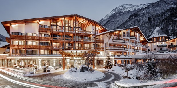 Destination-Wedding - Preisniveau Zimmer/Suiten: €€€€ - Tiroler Oberland - Das Central - Winteraufnahme - Das Central - Alpine . Luxury . Life