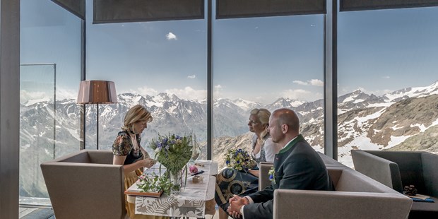 Destination-Wedding - Preisniveau Hochzeitsfeier: €€€€ - Heiraten im ice Q auf 3.048 m Seehöhe am Gipfel des Gaislachkogls - ice Q