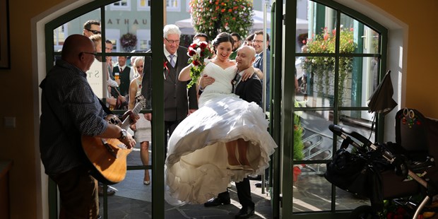 Destination-Wedding - Perfekte Jahreszeit: Herbst-Hochzeit - Salzburg - Einzug in den Saal - Hotel Post Walter 