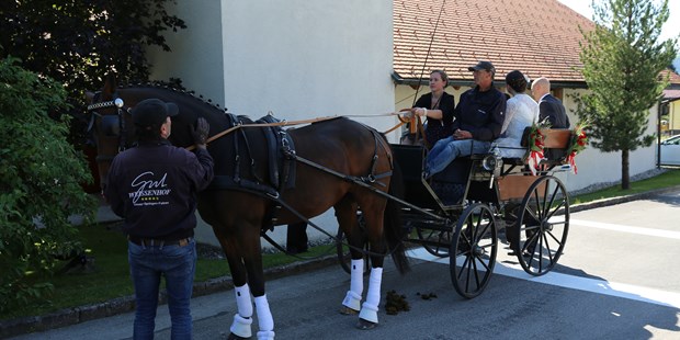 Destination-Wedding - Umgebung: in einer Stadt - Salzburg - Kutschenfahrt des Brautpaares - Hotel Post Walter 