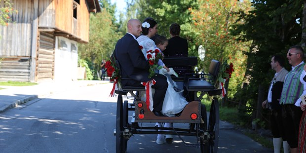 Destination-Wedding - Perfekte Jahreszeit: Herbst-Hochzeit - Salzburg - Kutschenfahrt des Brautpaares - Hotel Post Walter 