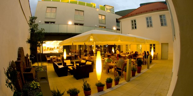 Destination-Wedding - Perfekte Jahreszeit: Sommer-Hochzeit - Waldviertel - Gastgarten - Hotel-Restaurant Öhlknechthof
