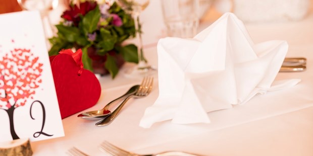 Destination-Wedding - Umgebung: in einer Stadt - Niederösterreich - Tischdekoration - Hotel-Restaurant Öhlknechthof