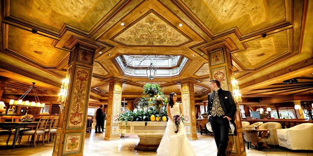 Destination-Wedding - Tiroler Oberland - Der großzügige Eingangsbereich des Wellnesshotel SCHWARZ eignet sich hervorragend für tolle Hochzeitsfotos. - Alpenresort Schwarz*****