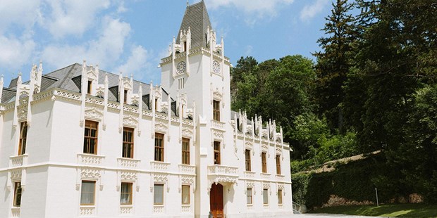 Destination-Wedding - Preisniveau Hochzeitsfeier: €€ - Bezirk Baden - Das Schloss Hernstein in Niederösterreich.
Foto © thomassteibl.com - Schloss Hernstein