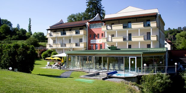 Destination-Wedding - Garten - Blick auf Hotel und Wellnessbereich - Hotel-Restaurant Liebnitzmühle