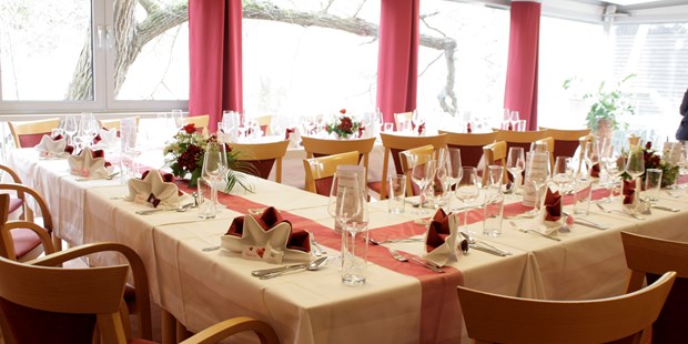 Destination-Wedding - Hunde erlaubt - Hochzeitstafel für 25 Gäste im halben Wintergarten - Hotel-Restaurant Liebnitzmühle