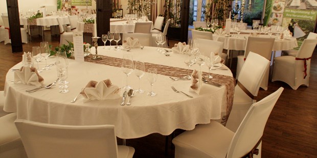 Destination-Wedding - Exklusivität - Saal Buchenstein, runde Tische, Hussen - Hotel-Restaurant Liebnitzmühle