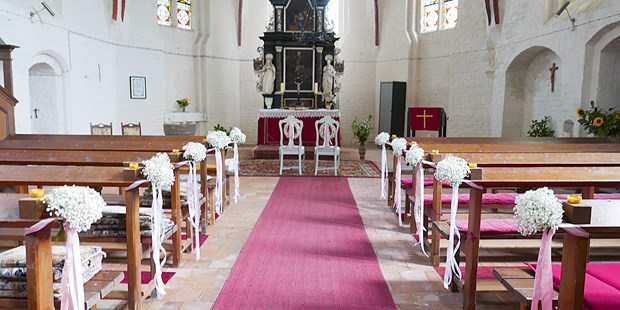Destination-Wedding - Art der Location: Hotel / Chalet - Ostseeküste - Trauung in der Dorfkirche von Goldebee - Hotel Schloss Gamehl