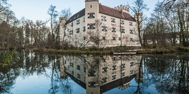 Destination-Wedding - Umgebung: in einer Stadt - Bayern - Schlossgraben - Schloss Mariakirchen