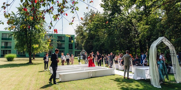 Destination-Wedding - Perfekte Jahreszeit: Herbst-Hochzeit - Arnstorf - Freikirchliche Trauung im Schlosspark - Schloss Mariakirchen