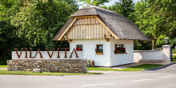 Destination-Wedding - Hunde erlaubt - Österreich - Hoteleinfahrt - VILA VITA Pannonia