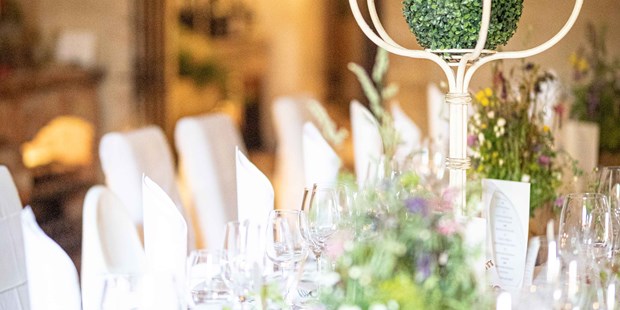Destination-Wedding - Garten - Eine Hochzeitstafel im hauseigenen Weinkeller VITAKELLA. - VILA VITA Pannonia