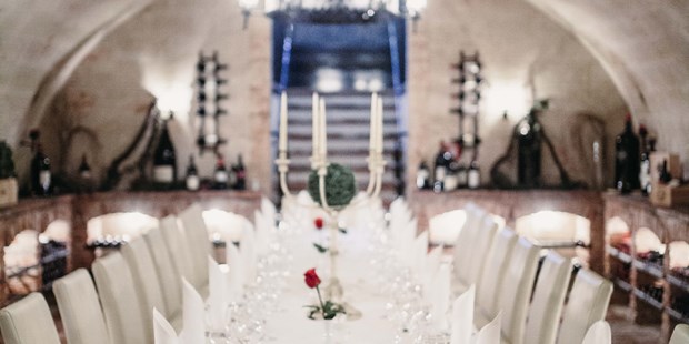 Destination-Wedding - Art der Location: Hotel / Chalet - Eine Hochzeitstafel im hauseigenen Weinkeller VITAKELLA. - VILA VITA Pannonia