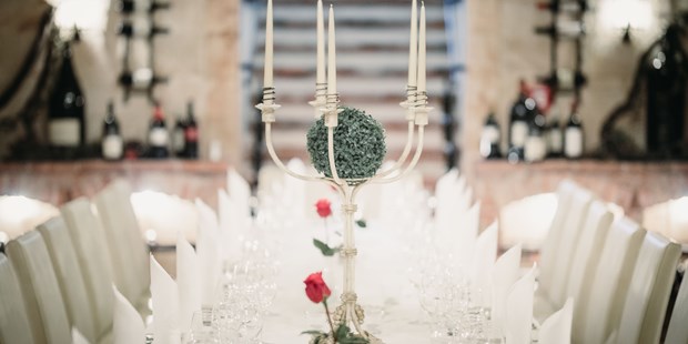 Destination-Wedding - Garten - Eine Hochzeitstafel im hauseigenen Weinkeller VITAKELLA. - VILA VITA Pannonia