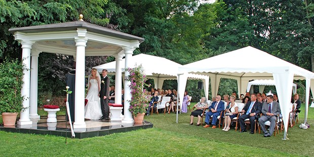 Destination-Wedding - Garten - Pavillon d´amour und Kuppelzelte auf Burgwiese - The Lakeside Burghotel zu Strausberg