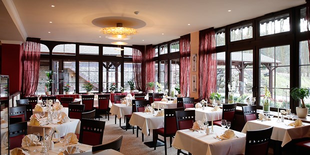 Destination-Wedding - Umgebung: am See - Lichtdurchflutetes Restaurant "Royal" - The Lakeside Burghotel zu Strausberg