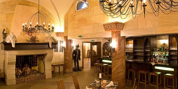 Destination-Wedding - Personenanzahl - Der Rittersaal rustikal gedeckt - The Lakeside Burghotel zu Strausberg