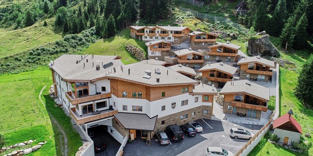 Destination-Wedding - Art der Location: Scheune / Bauernhof / Alm / Landhaus - Tiroler Oberland - Das Chalet Dorf  - PURE Resort Pitztal