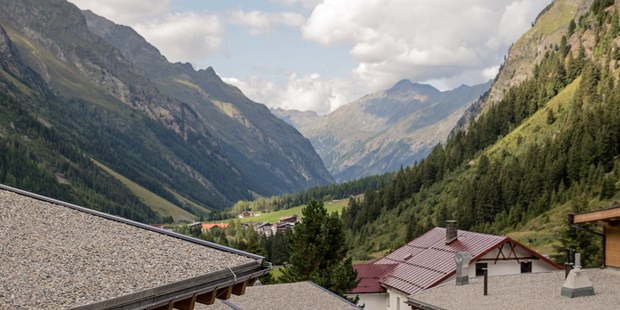 Destination-Wedding - Individuelle Anreise: Pferdekutsche / Fiaker - Tirol - Aussicht von Resort ins Tal - PURE Resort Pitztal