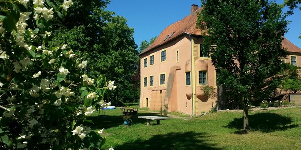 Destination-Wedding - Garten - Mecklenburg-Vorpommern - Burg vom Park aus mit Jasmin-Sträuchern - Wasserburg Turow