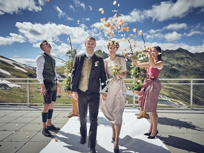 Destination-Wedding - Art der Location: Wiese / Feld / Wald / Strand - Königsleiten - ©Marc Gilsdorf // ©weddingstyled
Bergrestaurant Gipfeltreffen - My Alpenwelt Resort****Superior