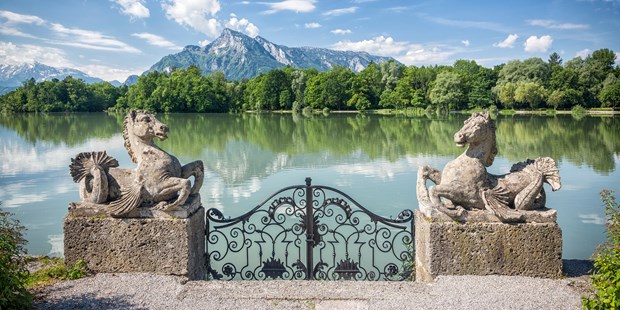 Destination-Wedding - Perfekte Jahreszeit: Sommer-Hochzeit - Salzburg und Umgebung - Seepferdchen mit Blick auf den Weiher - Hotel Schloss Leopoldskron