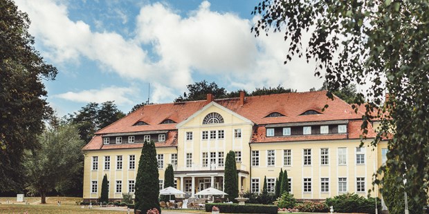 Destination-Wedding - Preisniveau Hochzeitsfeier: €€€ - Brandenburg Süd - Schloss Wulkow