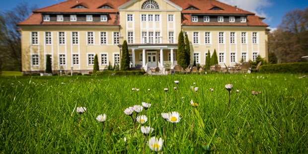 Destination-Wedding - Preisniveau Hochzeitsfeier: €€ - Schloss Wulkow
