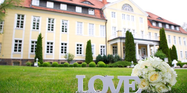 Destination-Wedding - Perfekte Jahreszeit: Sommer-Hochzeit - Brandenburg Süd - Schloss Wulkow
