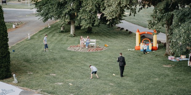 Destination-Wedding - Preisniveau Hochzeitsfeier: €€€ - Der Schlossgarten von Wulkow bietet Auslauf und Spielmöglichkeiten für Jung und Alt. - Schloss Wulkow
