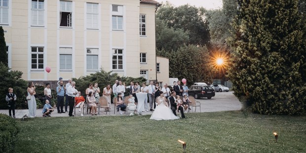Destination-Wedding - Preisniveau Hochzeitsfeier: €€ - Die Hochzeitsgesellschaft schaut gespannt auf die Kunststücke der Artisten. - Schloss Wulkow
