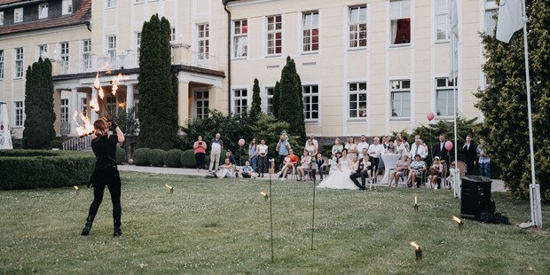 Destination-Wedding - Preisniveau Hochzeitsfeier: €€ - Atemberaubende Showeinlagen auf Schloss Wulkow in Brandenburg. - Schloss Wulkow