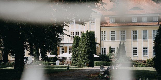 Destination-Wedding - Umgebung: im Park - Brandenburg - Die Hochzeitslocation Schloss Wulkow. - Schloss Wulkow